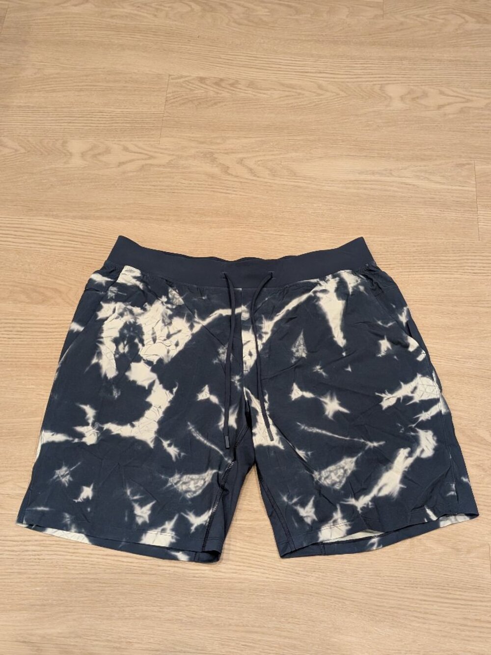 Lululemon Athletic Shorts Mens LARGE Navy Blue White Tie Dye Zip Pockets Gym